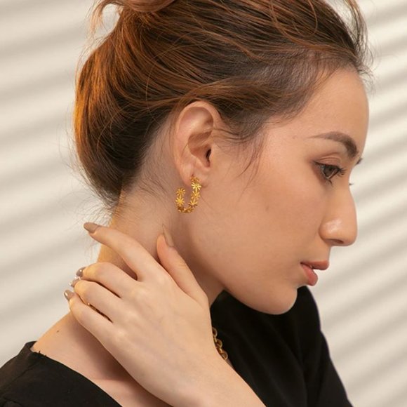 Gold Plated Stainless Steel Daisy Chain Flower Hoop Earrings - Picture 2 of 8